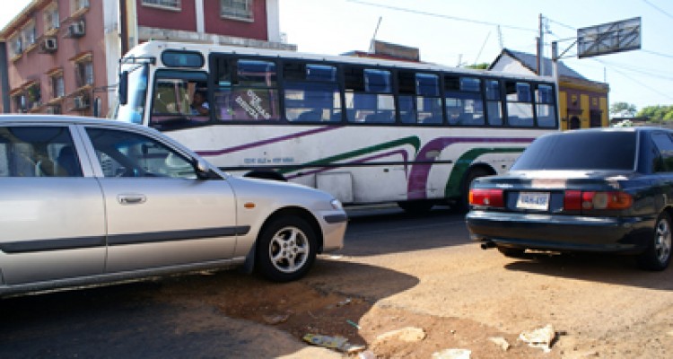 Terribles colas se forman en la avenida Padilla por «tremenda» zanja 1 4 D